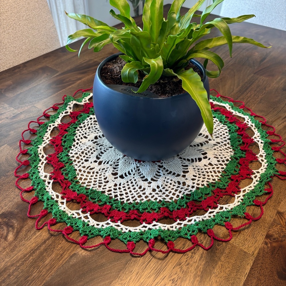 VTG 20” Round Christmas Xmas Wreath Crocheted Doily Holiday Table Topper 1990’s